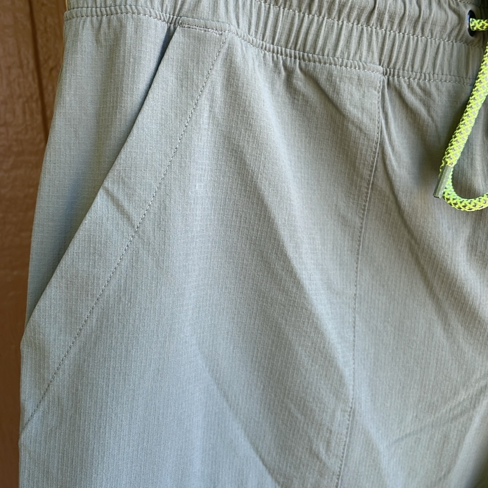 GapFit Pants - Picture 7 of 8